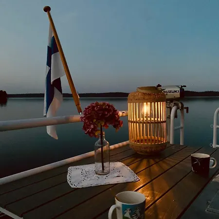 Tyylikaes Jahti Vaeaeksyn Kanavan Laehellae * Vaaksy