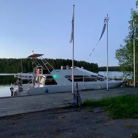 Tyylikaes Jahti Vaeaeksyn Kanavan Laehellae *