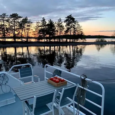 Tyylikaes Jahti Vaeaeksyn Kanavan Laehellae Botel Vaaksy