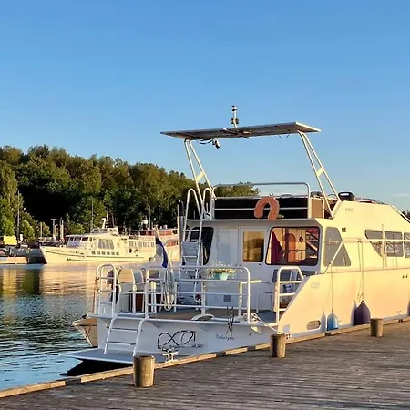 Botel Tyylikaes Jahti Vaeaeksyn Kanavan Laehellae Vaaksy