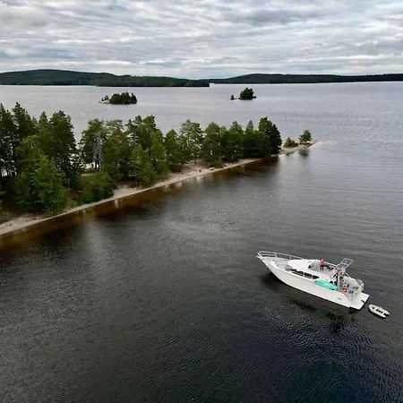 Tyylikaes Jahti Vaeaeksyn Kanavan Laehellae Botel Vaaksy