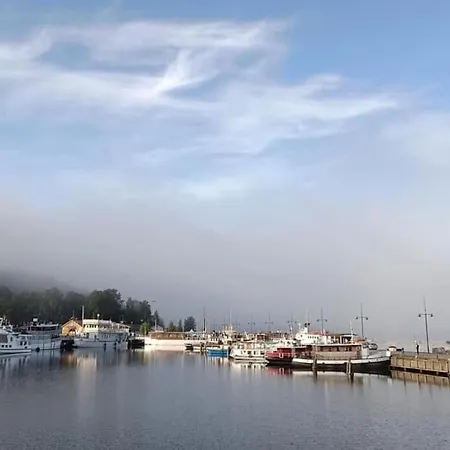 Botel Tyylikaes Jahti Vaeaeksyn Kanavan Laehellae