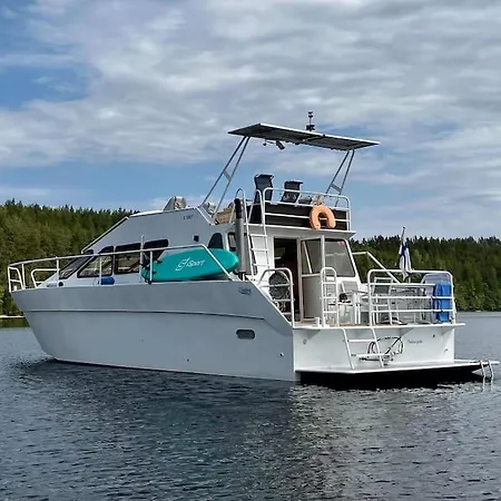 Tyylikaes Jahti Vaeaeksyn Kanavan Laehellae *
