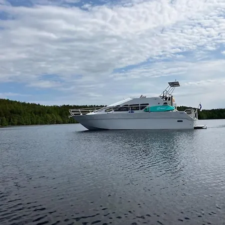 Tyylikaes Jahti Vaeaeksyn Kanavan Laehellae