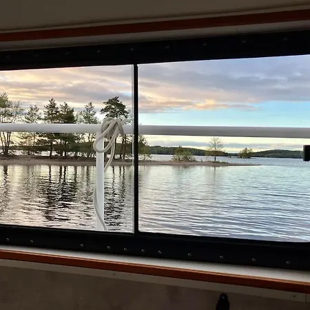 Tyylikaes Jahti Vaeaeksyn Kanavan Laehellae Bådhotel