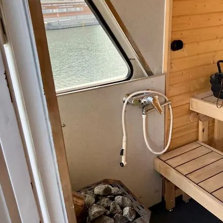 Botel Tyylikaes Jahti Vaeaeksyn Kanavan Laehellae