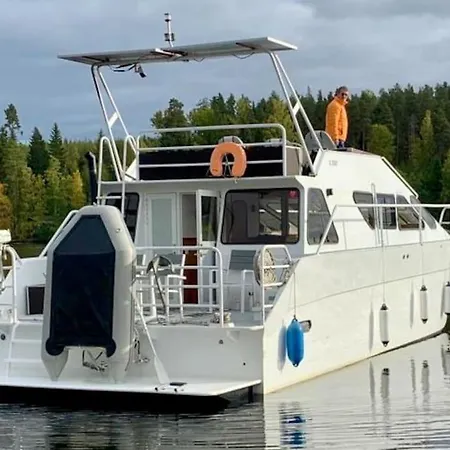 Tyylikaes Jahti Vaeaeksyn Kanavan Laehellae Botel Vaaksy