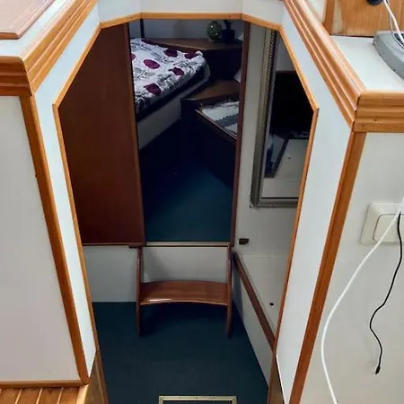 Botel Tyylikaes Jahti Vaeaeksyn Kanavan Laehellae Vaaksy