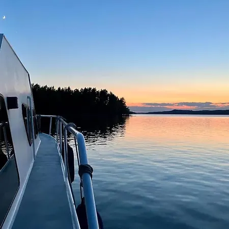 Tyylikaes Jahti Vaeaeksyn Kanavan Laehellae *