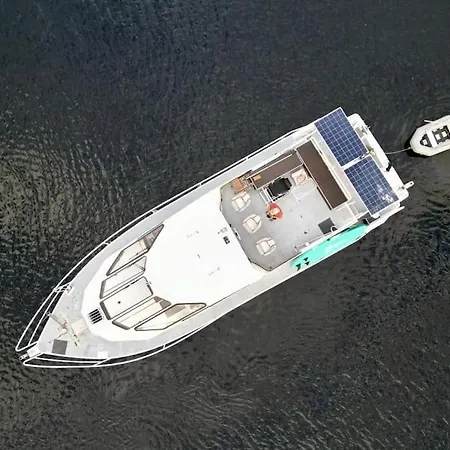 Tyylikaes Jahti Vaeaeksyn Kanavan Laehellae Vaaksy