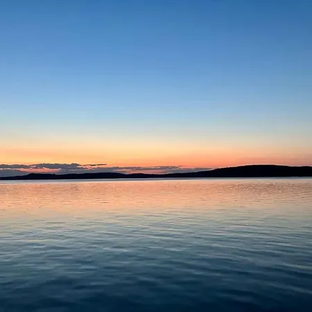 Botel Tyylikaes Jahti Vaeaeksyn Kanavan Laehellae