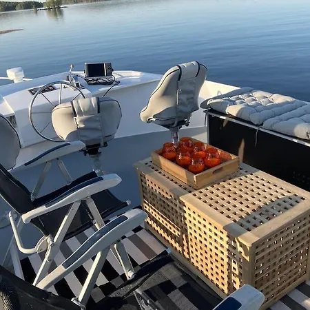 Tyylikaes Jahti Vaeaeksyn Kanavan Laehellae Bådhotel *
