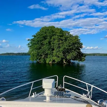 Botel Tyylikaes Jahti Vaeaeksyn Kanavan Laehellae Vaaksy