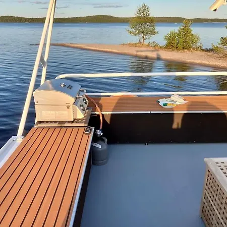 Tyylikaes Jahti Vaeaeksyn Kanavan Laehellae *