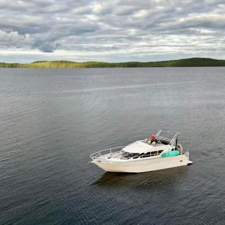 Tyylikaes Jahti Vaeaeksyn Kanavan Laehellae Botel