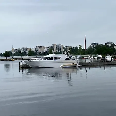 Botel Tyylikaes Jahti Vaeaeksyn Kanavan Laehellae *
