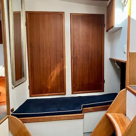 Botel Tyylikaes Jahti Vaeaeksyn Kanavan Laehellae Vaaksy