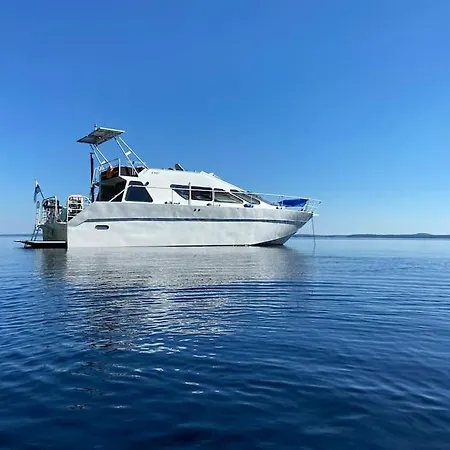 Tyylikaes Jahti Vaeaeksyn Kanavan Laehellae Botel *
