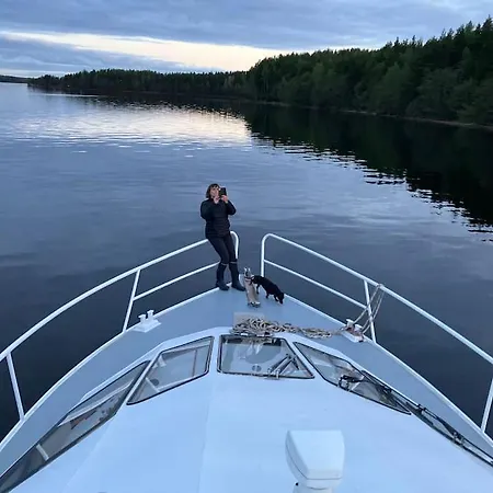 Botel Tyylikaes Jahti Vaeaeksyn Kanavan Laehellae *