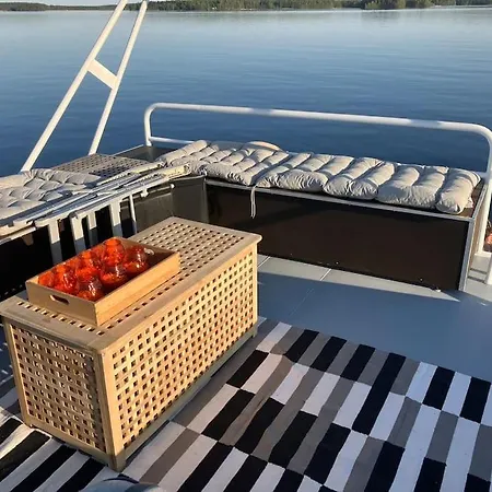 Tyylikaes Jahti Vaeaeksyn Kanavan Laehellae Vääksy