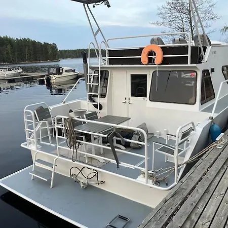 Tyylikaes Jahti Vaeaeksyn Kanavan Laehellae Botel *