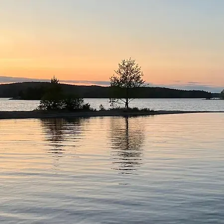 Botel Tyylikaes Jahti Vaeaeksyn Kanavan Laehellae *