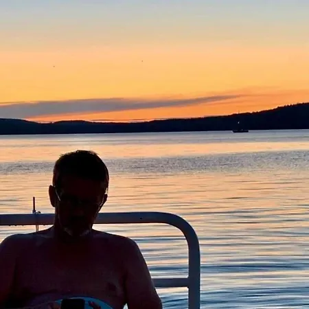 Botel Tyylikaes Jahti Vaeaeksyn Kanavan Laehellae *