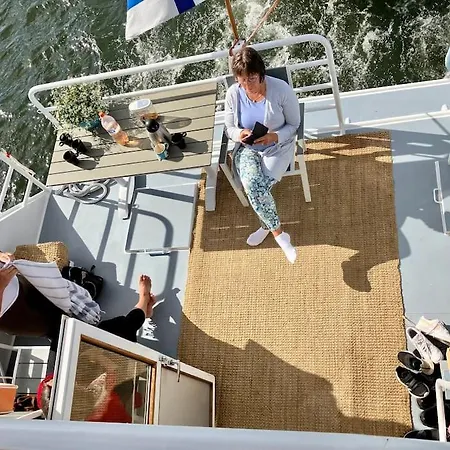 Tyylikaes Jahti Vaeaeksyn Kanavan Laehellae Botel *